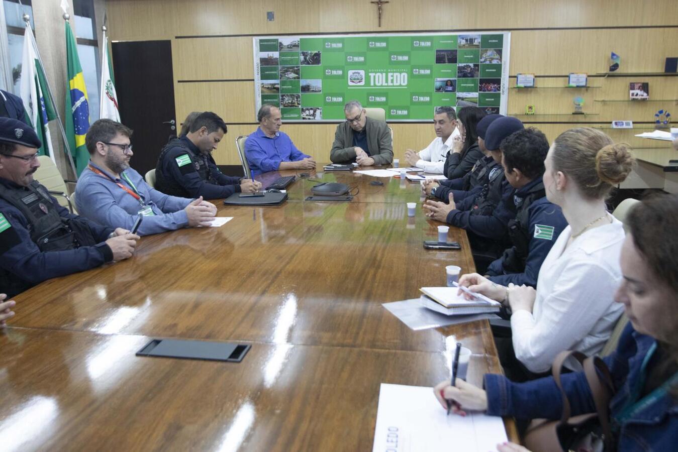 Na manhã desta sexta-feira (5) membros da Guarda Municipal de Toledo se encontraram com o prefeito Mario Costenaro para discutir sobre a patrulha ambiental, centro de formação da guarda e o fundo de iluminação pública