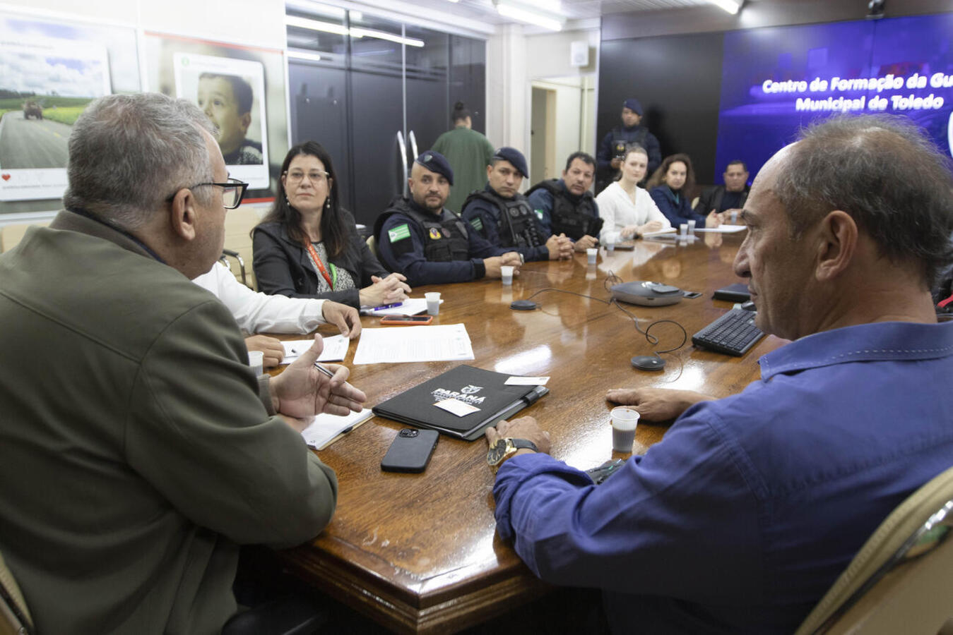 Na manhã desta sexta-feira (5) membros da Guarda Municipal de Toledo se encontraram com o prefeito Mario Costenaro para discutir sobre a patrulha ambiental, centro de formação da guarda e o fundo de iluminação pública