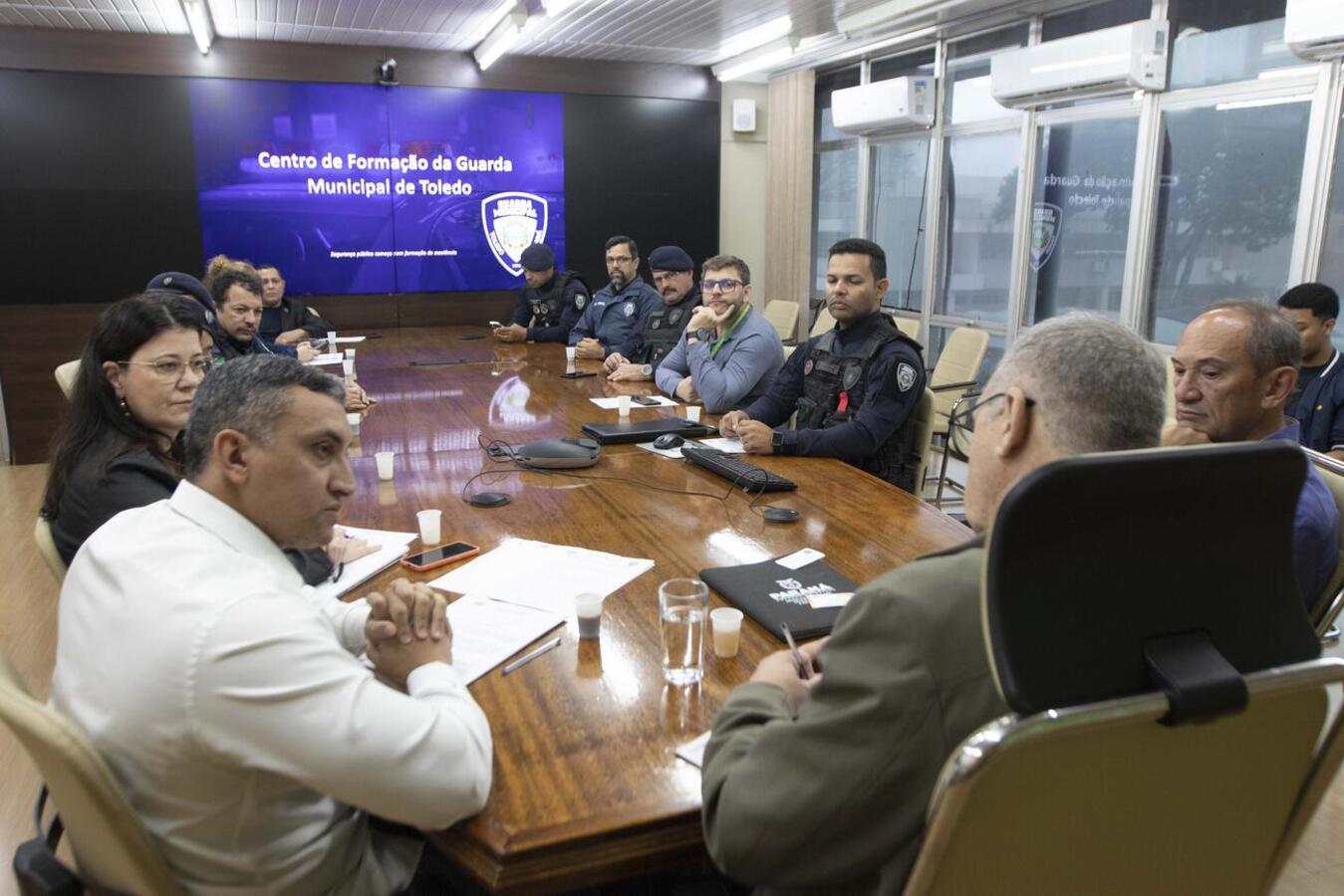 Na manhã desta sexta-feira (5) membros da Guarda Municipal de Toledo se encontraram com o prefeito Mario Costenaro para discutir sobre a patrulha ambiental, centro de formação da guarda e o fundo de iluminação pública