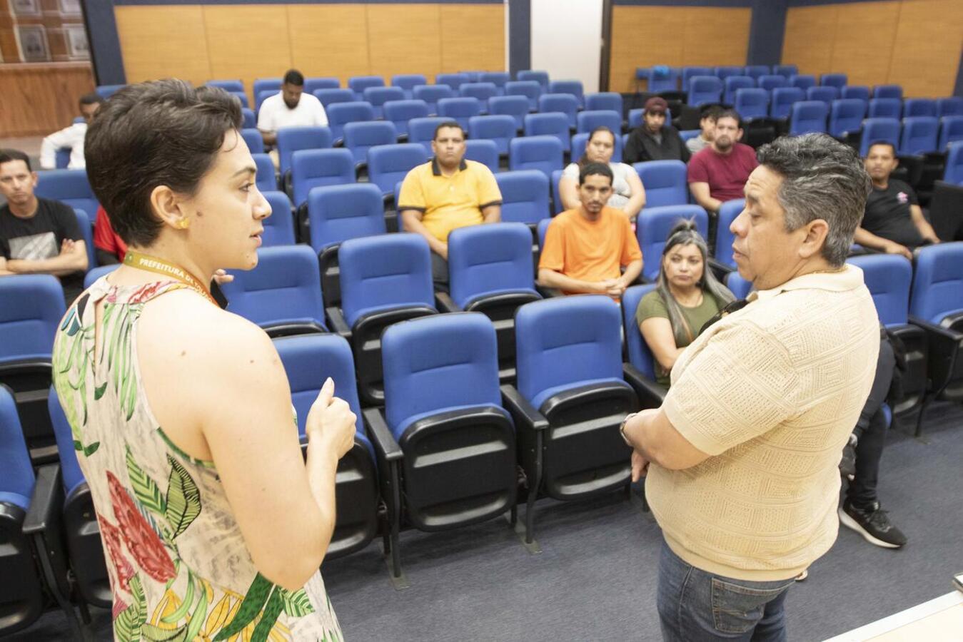 Na manhã desta quarta-feira (17) o vice-prefeito Lucio de Marchi e a secretária de Desenvolvimento Humano, Sheila Delava, se encontraram com 20 venezuelanos, a fim de discutir a possível criação de um associação