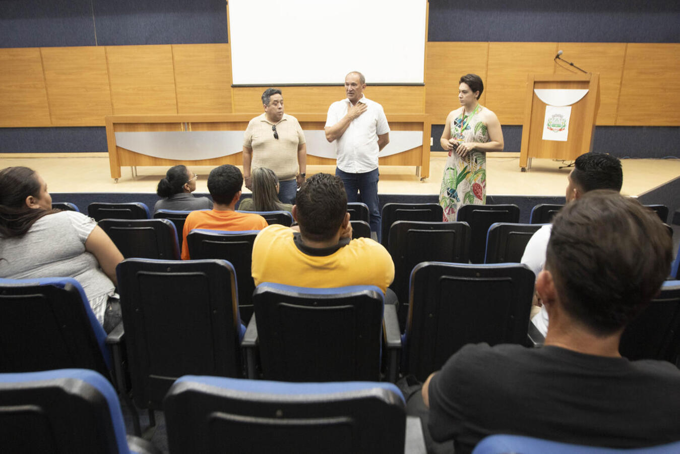 Na manhã desta quarta-feira (17) o vice-prefeito Lucio de Marchi e a secretária de Desenvolvimento Humano, Sheila Delava, se encontraram com 20 venezuelanos, a fim de discutir a possível criação de um associação