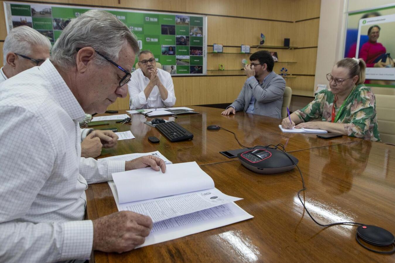 Na manhã desta quarta-feira (10) Alexandre Almeida Webber compareceu à Sala de Reuniões do Gabinete do Prefeito a fim de discutir assuntos legais quanto a prorrogação do terreno da Casa do Estudante