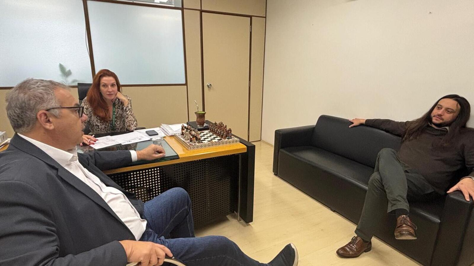 Durante agenda de trabalho em Curitiba, prefeito Mario Costenaro esteve na Secretaria de Estado da Saúde conferindo as etapas de cada projeto