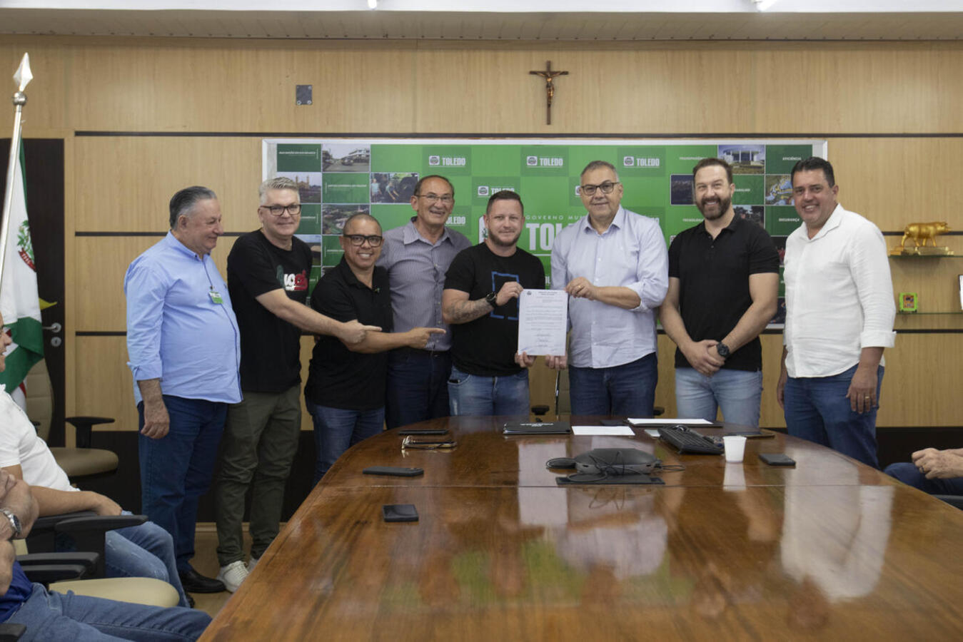 Representantes de entidades contempladas compareceram a ato realizado na manhã desta quinta-feira (16) na Sala de Reuniões do Gabinete do Prefeito 