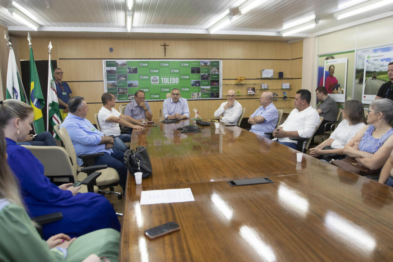 Representantes de entidades contempladas compareceram a ato realizado na manhã desta quinta-feira (16) na Sala de Reuniões do Gabinete do Prefeito 