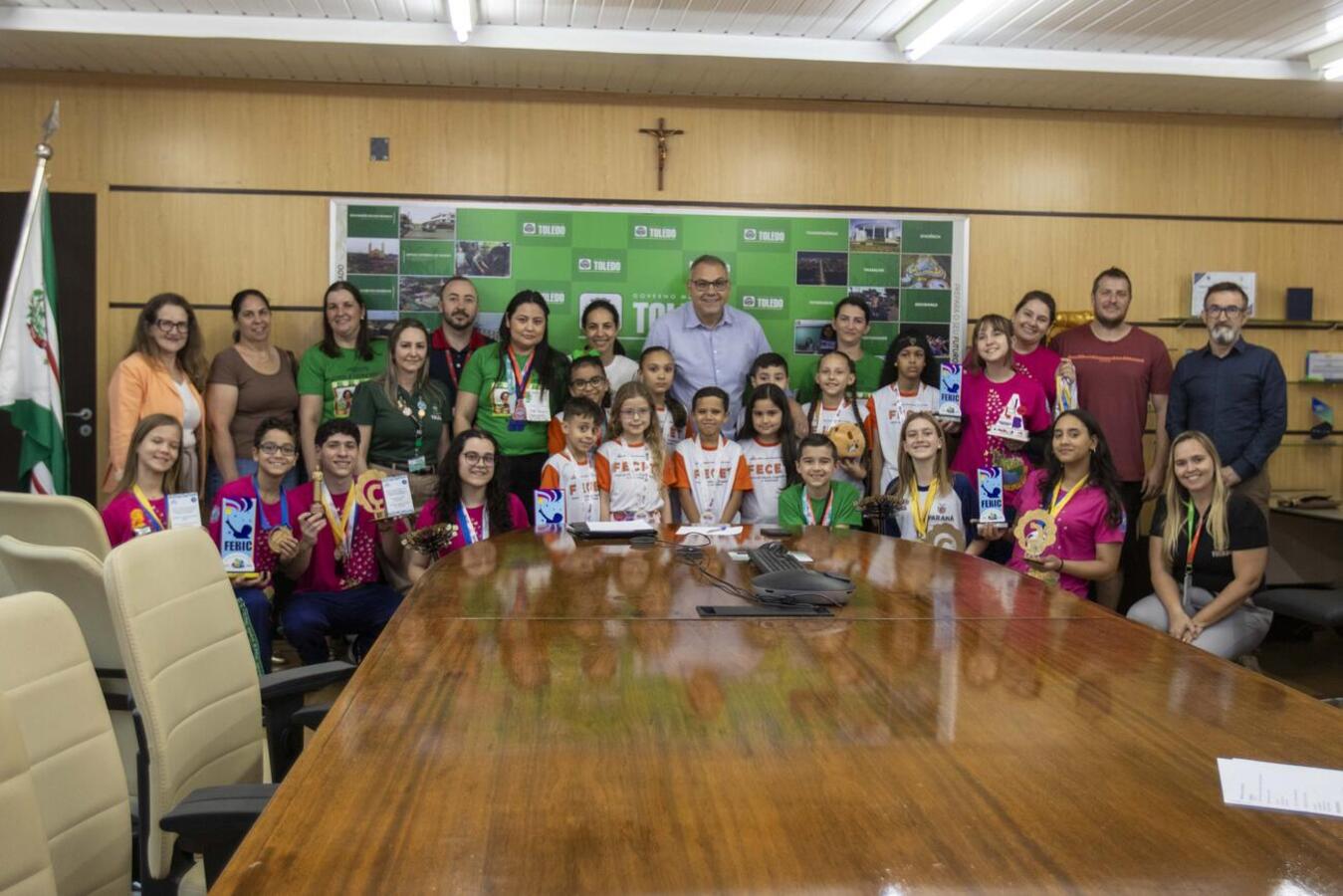 Estudantes mostraram troféus e medalhas conquistados em feiras nacionais e internacionais