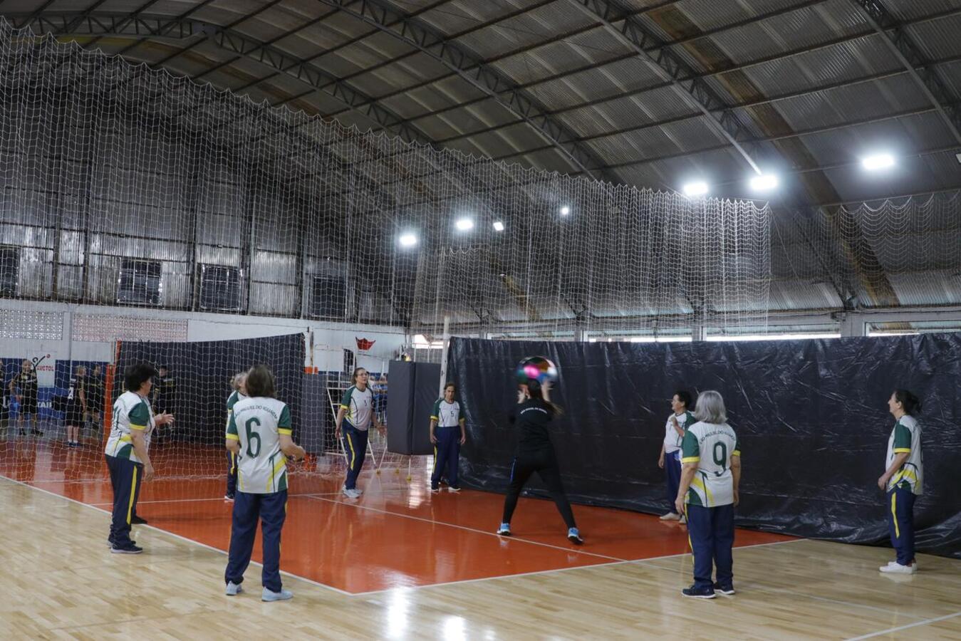 Foram mais de 200 participantes divididos em 17 equipes, 8 masculinas e 9 femininas