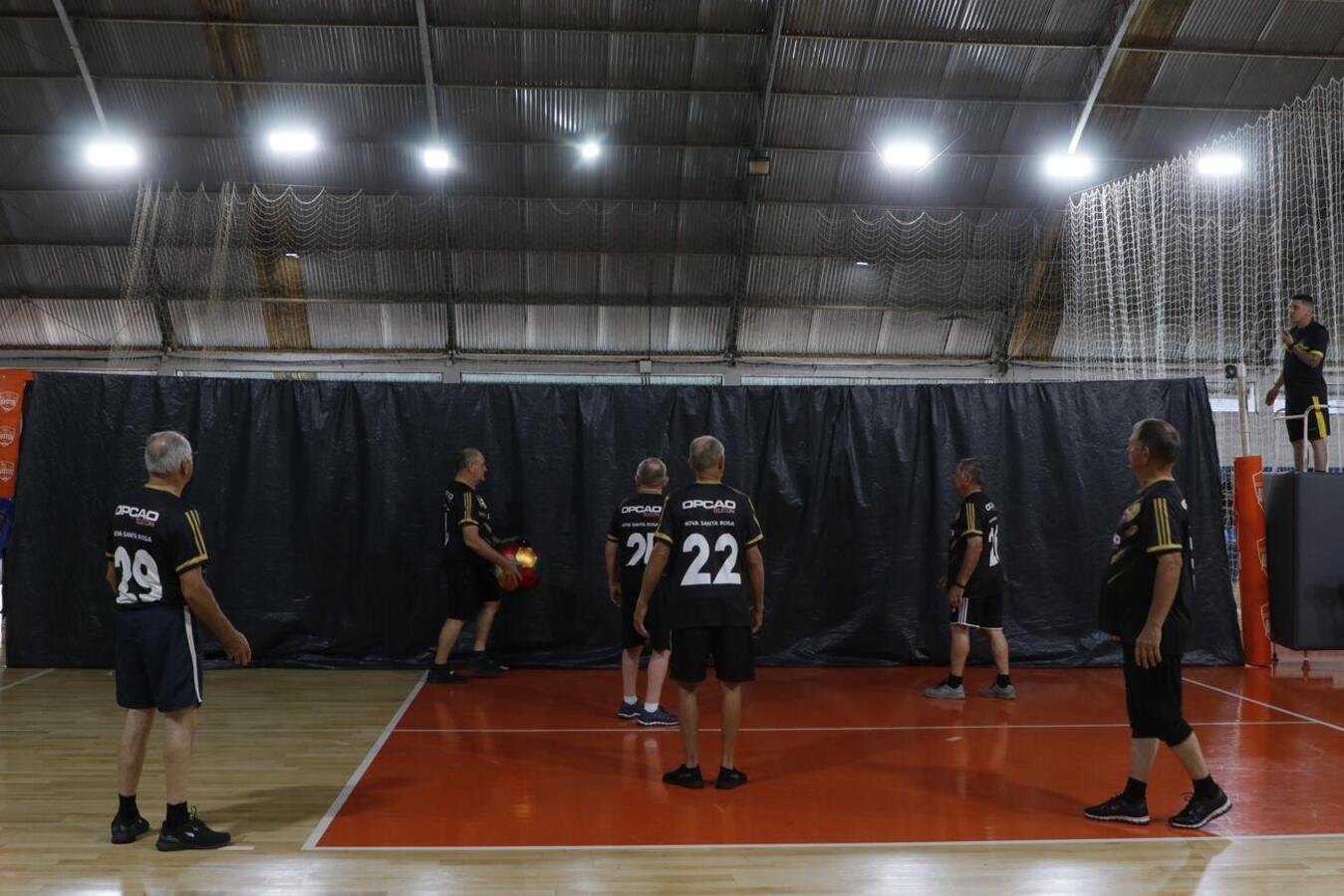 Foram mais de 200 participantes divididos em 17 equipes, 8 masculinas e 9 femininas