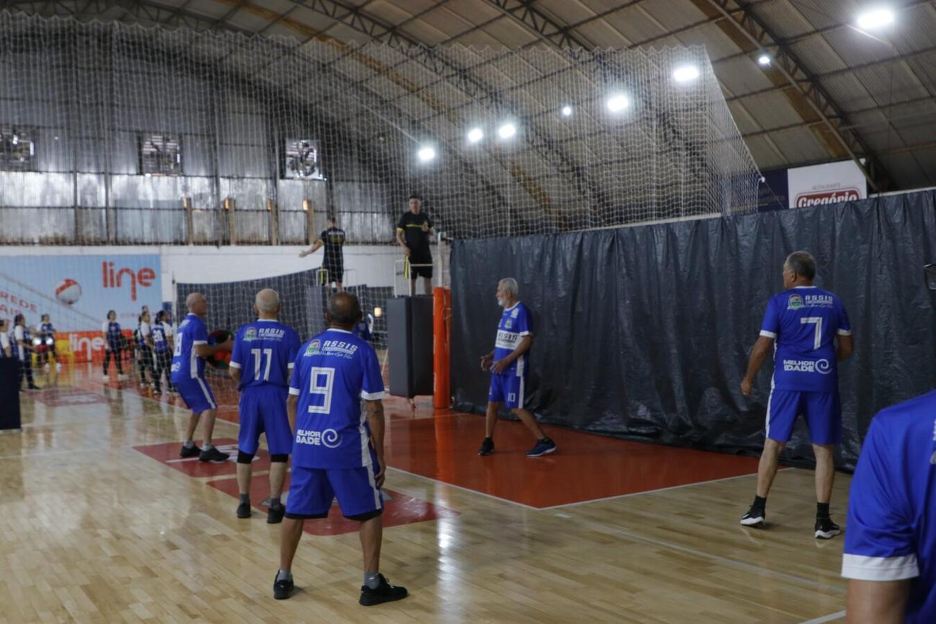 Foram mais de 200 participantes divididos em 17 equipes, 8 masculinas e 9 femininas