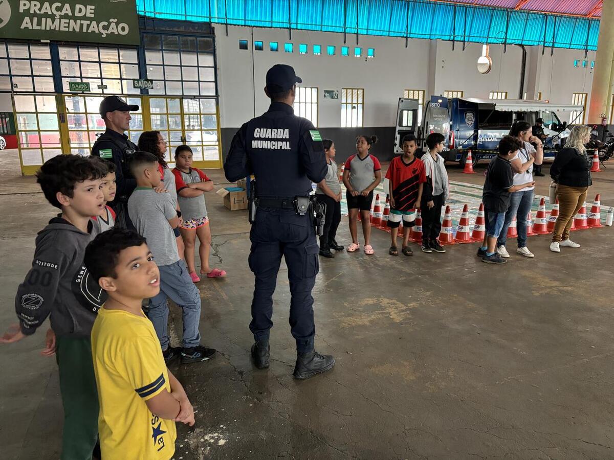 Atividade no Centro de Eventos Ismael Sperafico marcou o Mês das Crianças com demonstrações e interação entre forças de segurança e estudantes