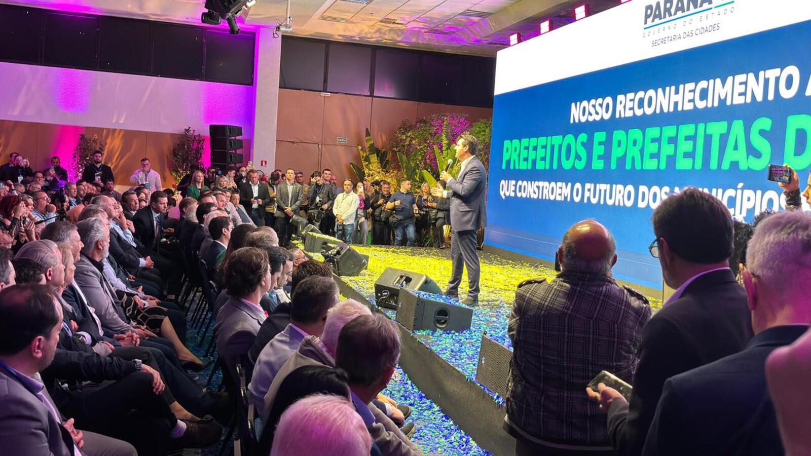 Promovido pela AMP, I Congresso dos Municípios do Paraná reuniu a maioria dos prefeitos do estado na capital para anúncio de recursos pelo governador Ratinho Junior (Crédito: Márcio Pimnetel/Secom)