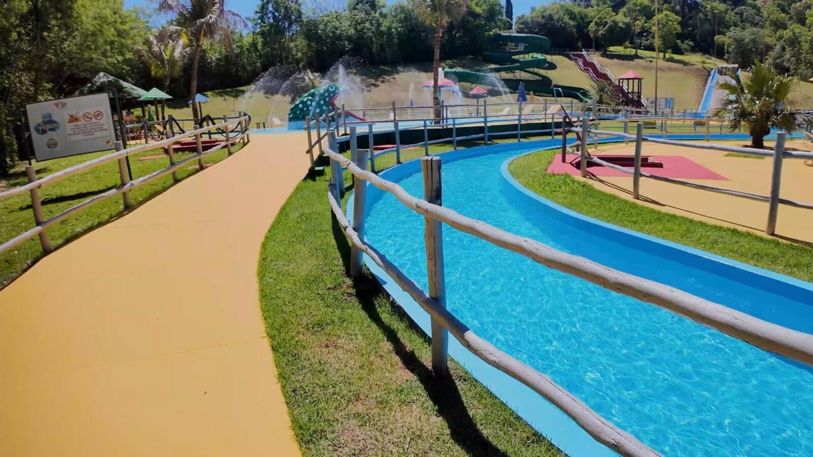 Espaço recebeu pintura em toda a estrutura (incluindo as piscinas), além de manutenção, reforma e serviços de jardinagem