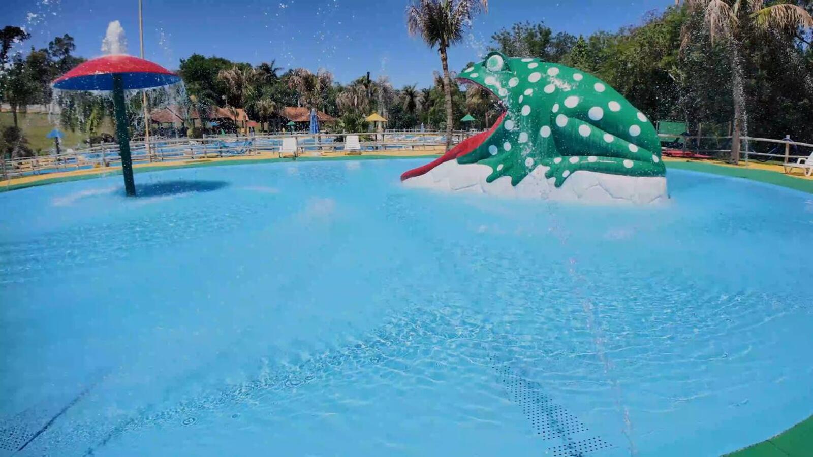Espaço recebeu pintura em toda a estrutura (incluindo as piscinas), além de manutenção, reforma e serviços de jardinagem