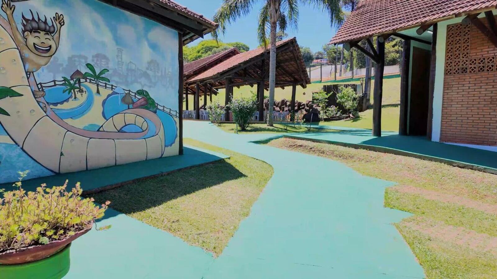 Espaço recebeu pintura em toda a estrutura (incluindo as piscinas), além de manutenção, reforma e serviços de jardinagem