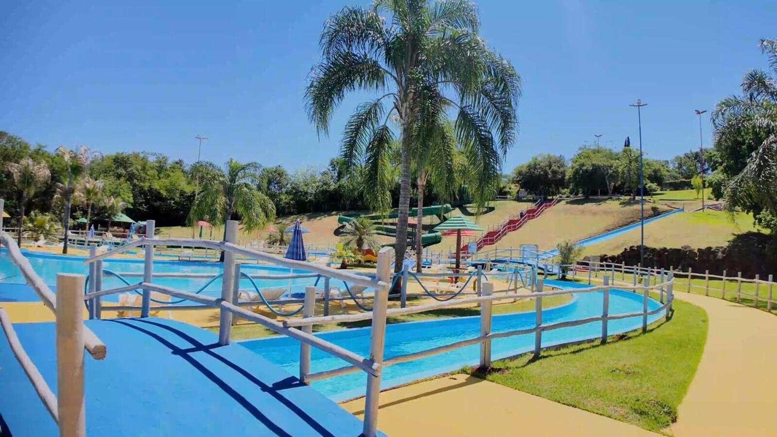 Espaço recebeu pintura em toda a estrutura (incluindo as piscinas), além de manutenção, reforma e serviços de jardinagem