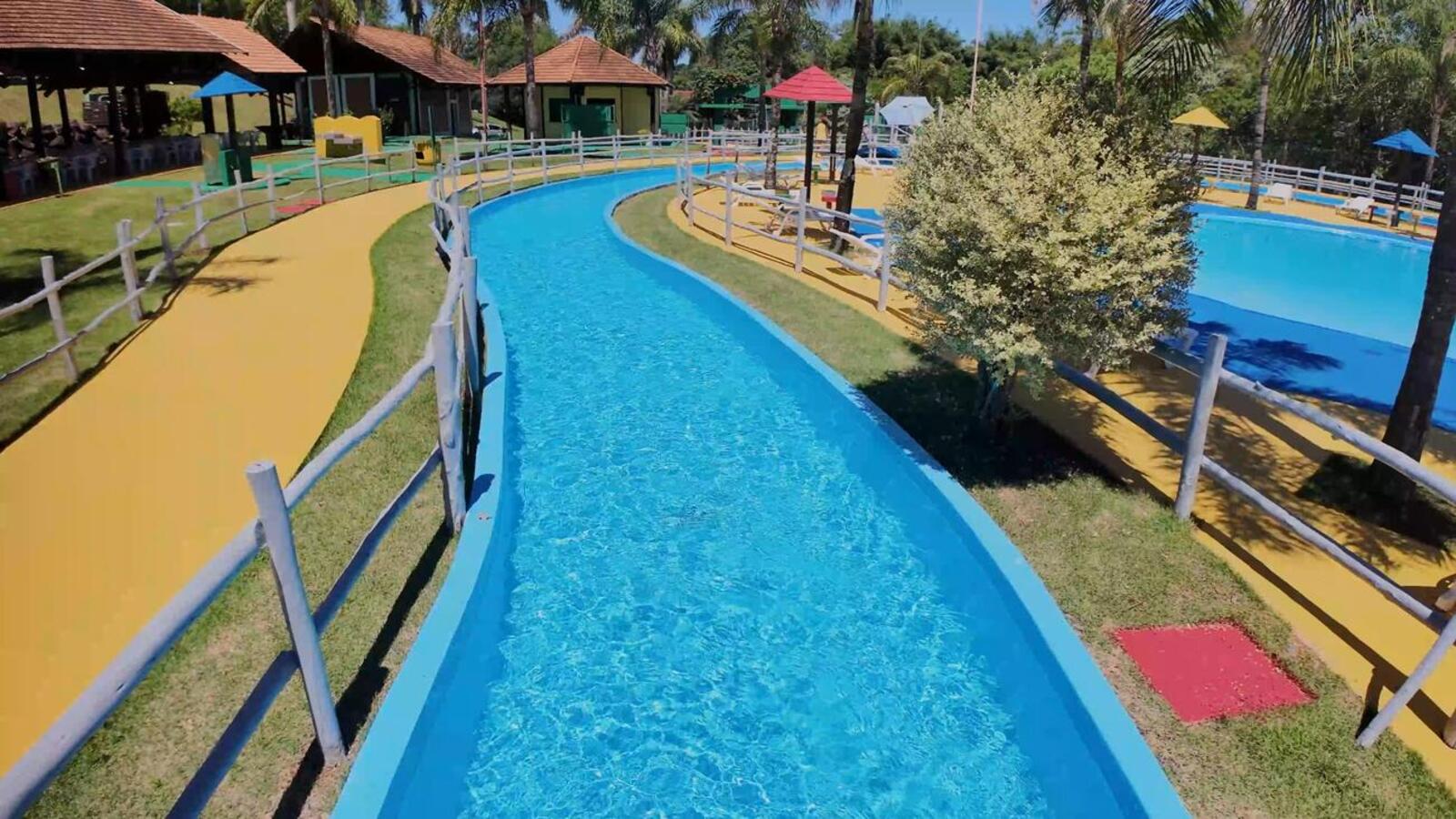 Espaço recebeu pintura em toda a estrutura (incluindo as piscinas), além de manutenção, reforma e serviços de jardinagem