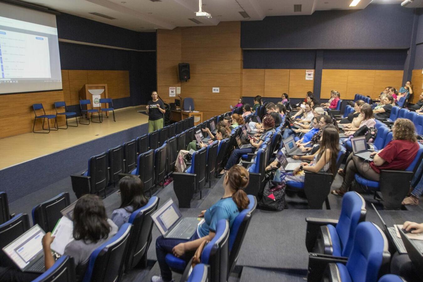 Educadores de Cmeis e escolas tiveram a oportunidade tirar suas dúvidas acerca do funcionamento da plataforma “Iônica”