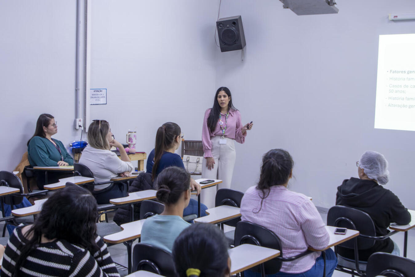 Abordado pela enfermeira Mariana Sellani, assunto foi explanado na tarde desta segunda (13) no contexto das ações da Secretaria Municipal de Saúde alusivas ao “Outubro Rosa” 
