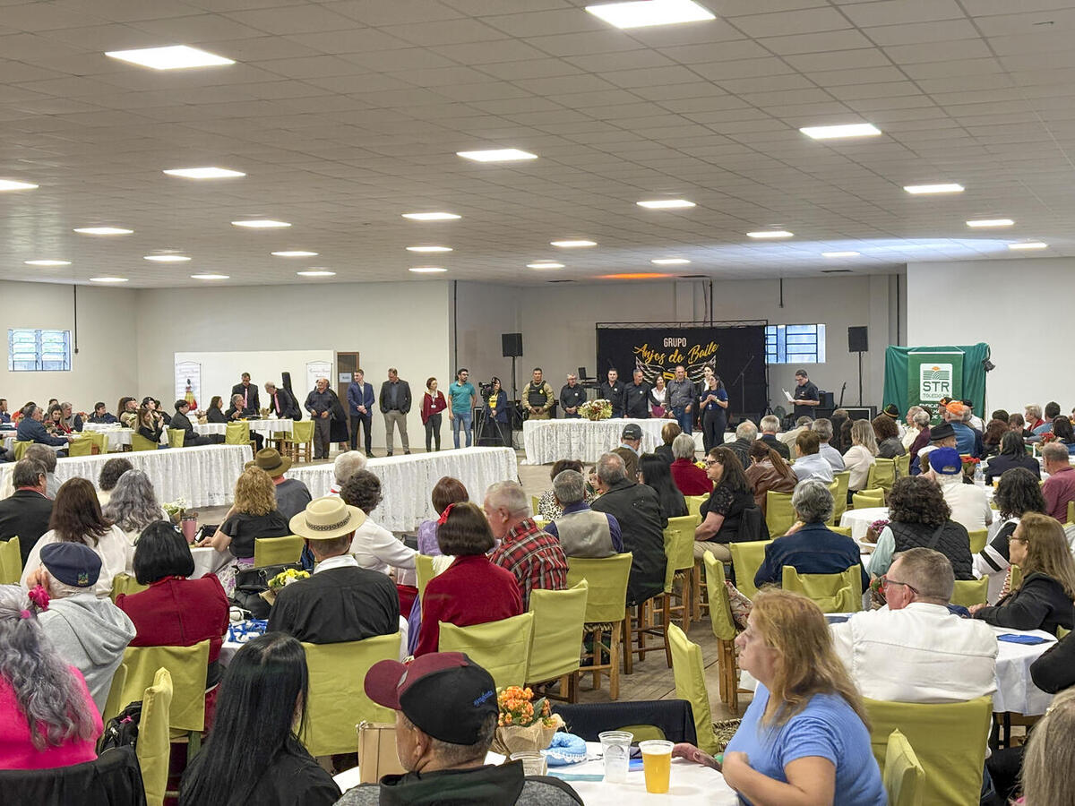 Evento ocorrido nesta quarta (8) na Associação de Moradores do Porto Alegre, contou com 400 convidados e serviu “almoço de interior”, com carnes e saladas
