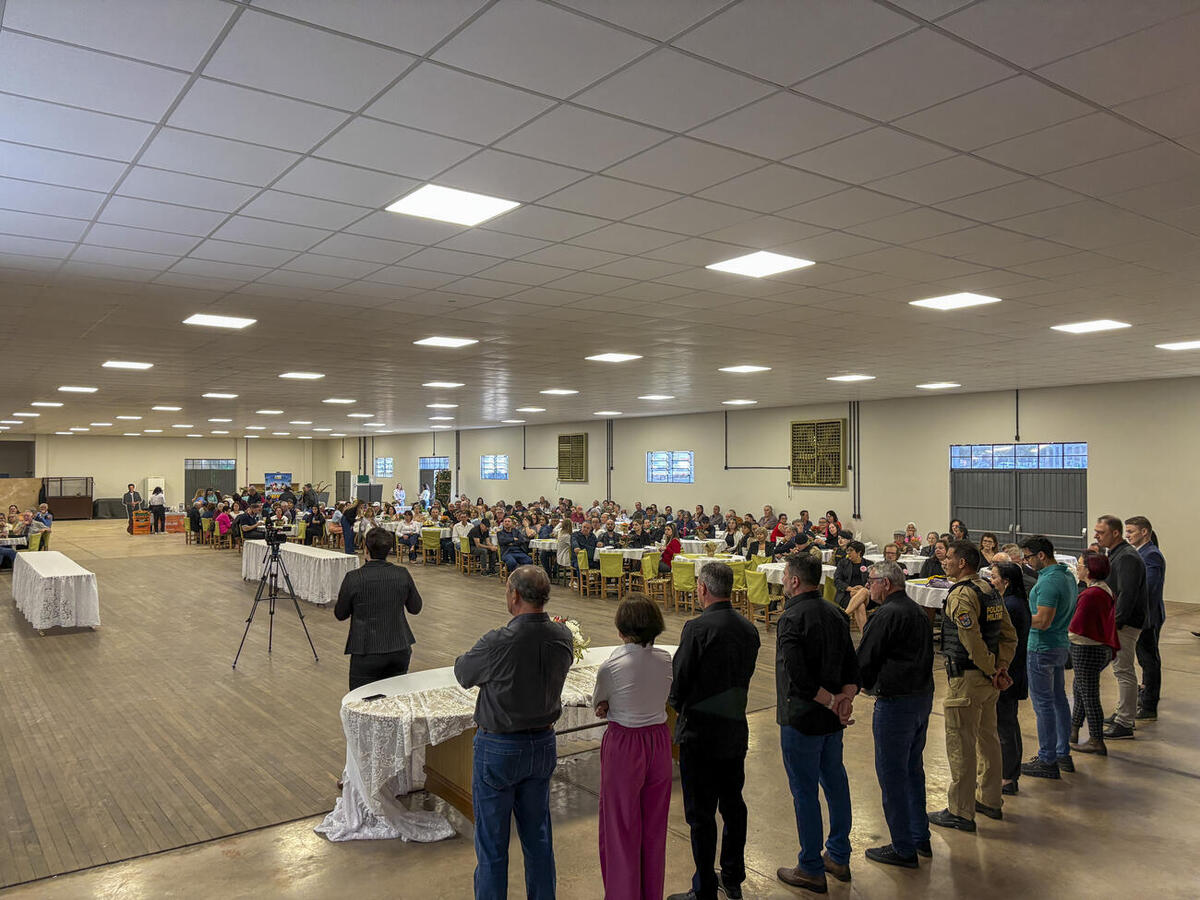 Evento ocorrido nesta quarta (8) na Associação de Moradores do Porto Alegre, contou com 400 convidados e serviu “almoço de interior”, com carnes e saladas
