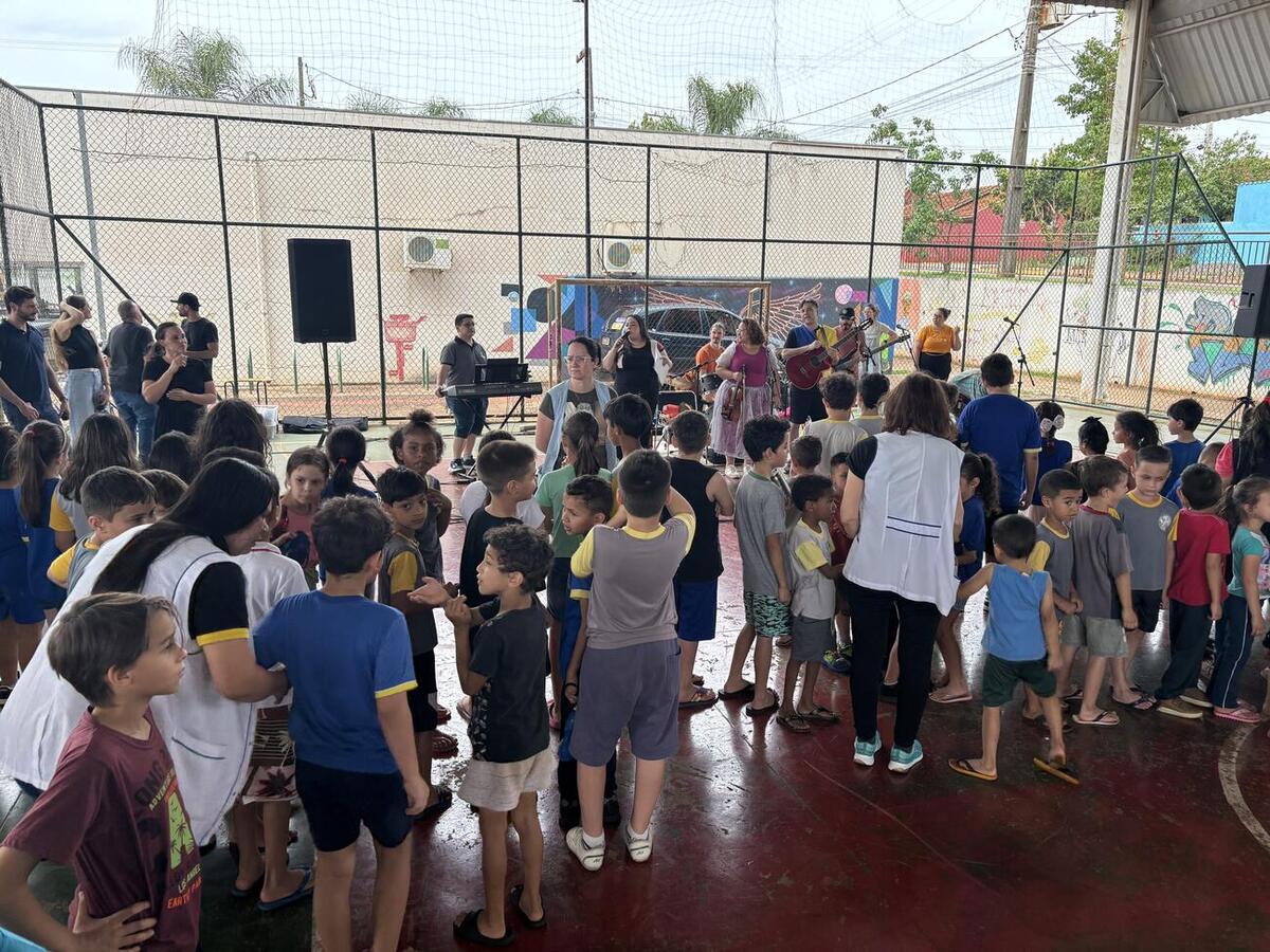 Atividade, nesta quinta-feira (16), reuniu alunos, famílias e parceiros em uma tarde de lazer, música e apresentações culturais