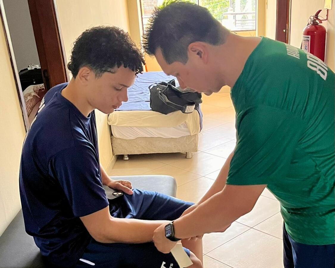 O fisioterapeuta Cristian Ueda foi convocado pela Confederação Brasileira de Handebol para dar suporte à equipe sub-17 do Brasil no mundial de handebol