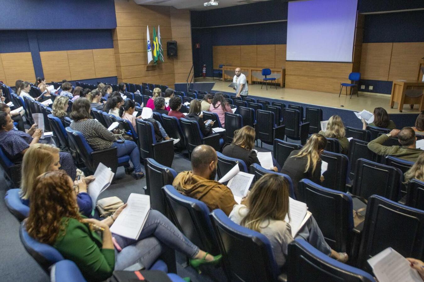 Nesta terça-feira (7) a Secretaria da Educação realizou uma formação com profissionais, a fim de refletir sobre as concepções e práticas do processo avaliativo e interventivo