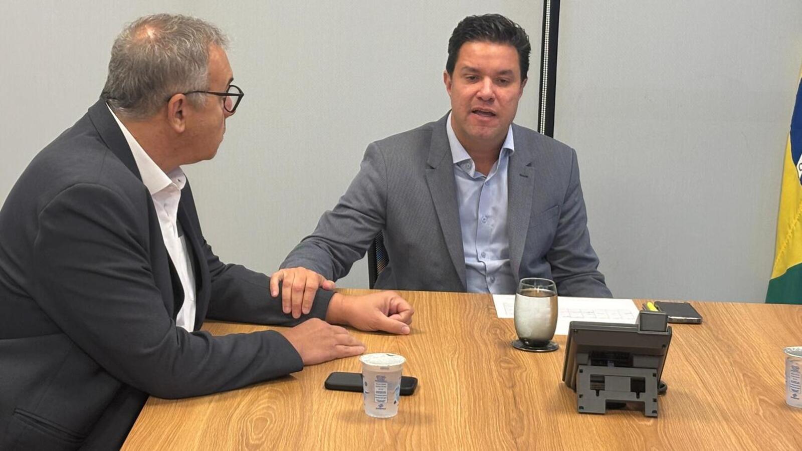 Guto Silva recebeu o prefeito Mario Costenaro na manhã desta quarta-feira (8), em Curitiba, ao lado do deputado estadual Hussein Bakri (Crédito: Márcio Pimentel)