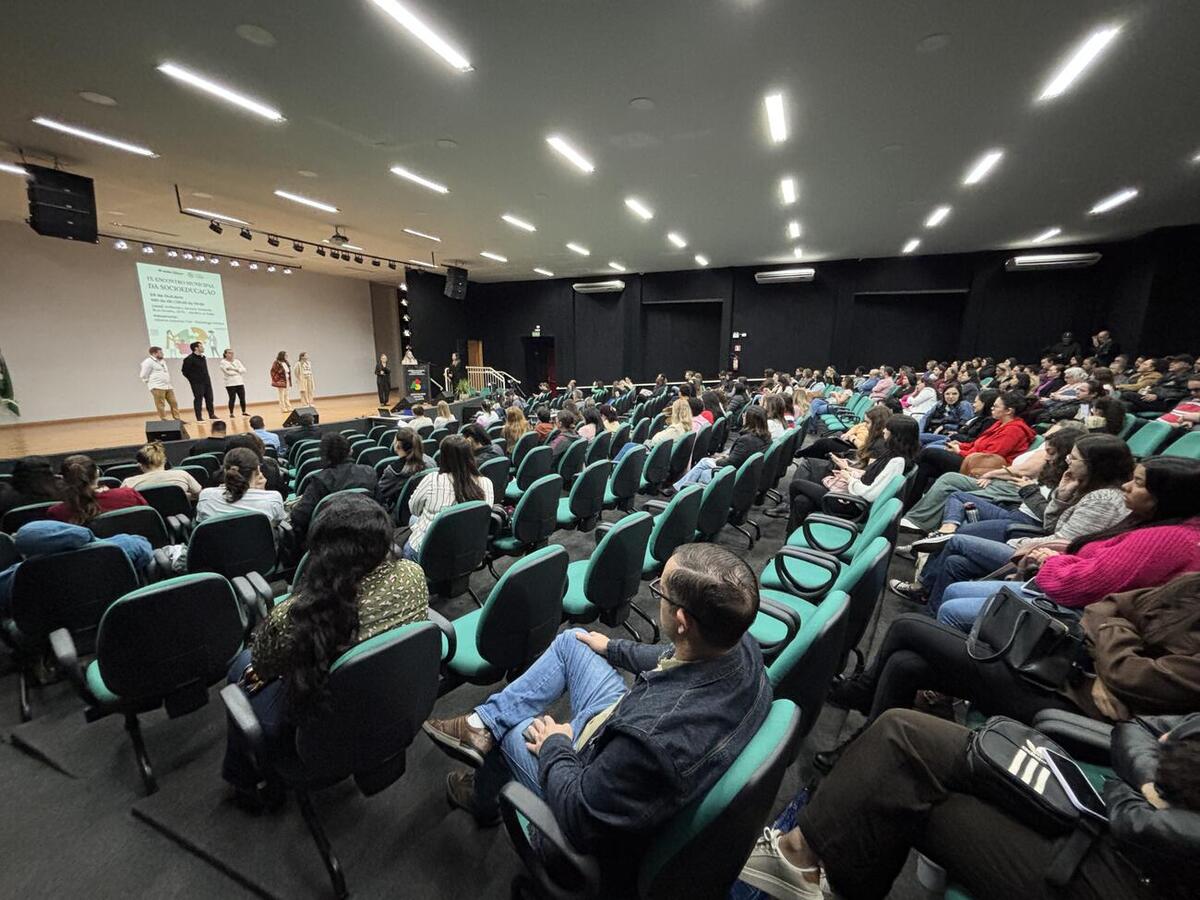 Evento realizado no auditório Moacir Galante (Colégio Premen) reuniu profissionais da rede de proteção à criança e ao adolescente