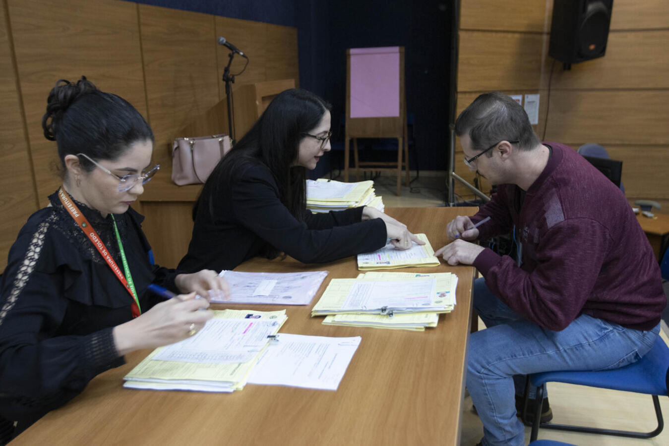 Assinatura de documento de investidura ocorreu na manhã desta quinta (9), no Auditório Acary Oliveira; em seguida, colaboradores já iniciaram suas atividades