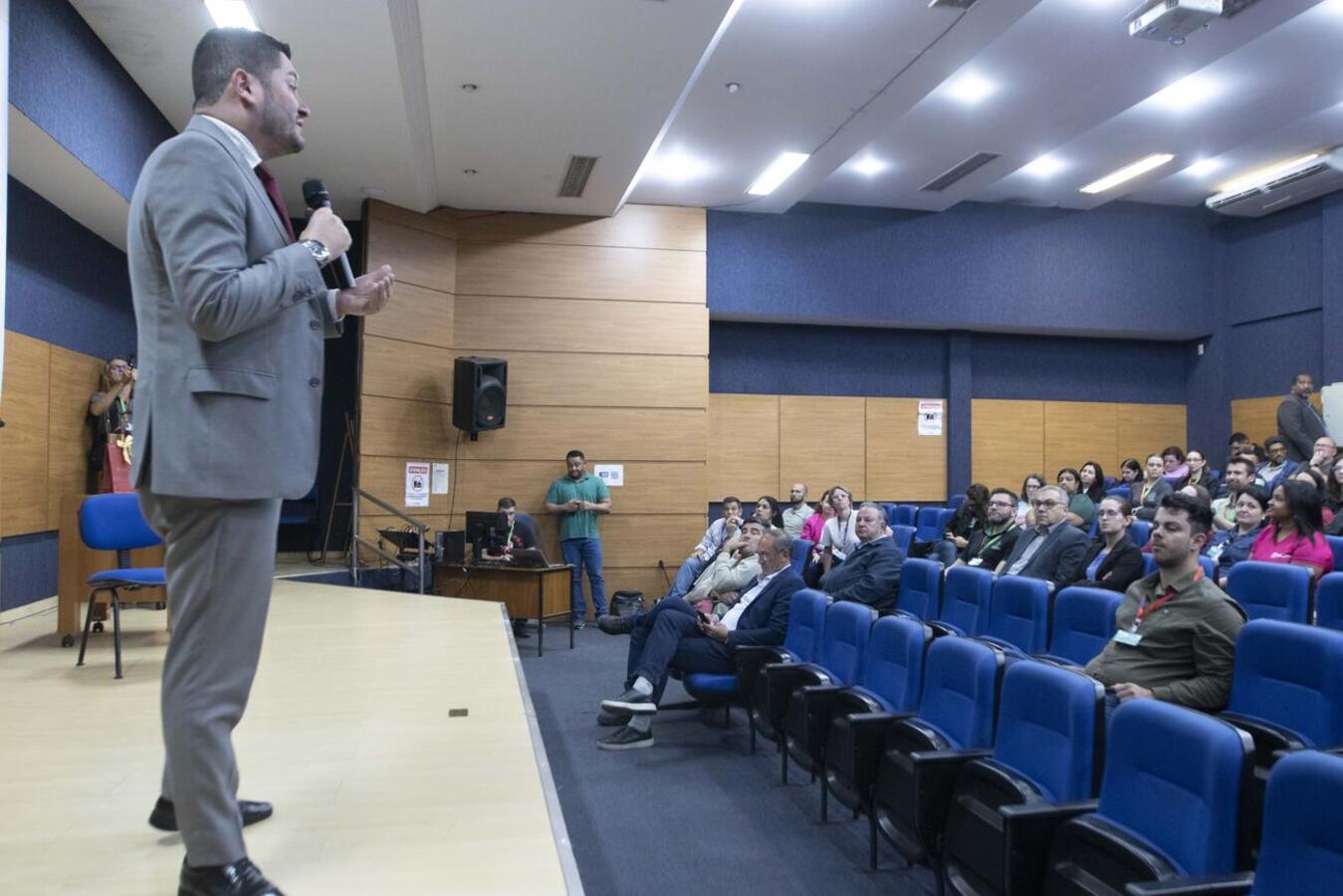 O curso realizado no Auditório Acary Oliveira, na última sexta-feira (3), foi ministrado pelo ouvidor-geral e pela assessora executiva da Presidência no TCE-PR