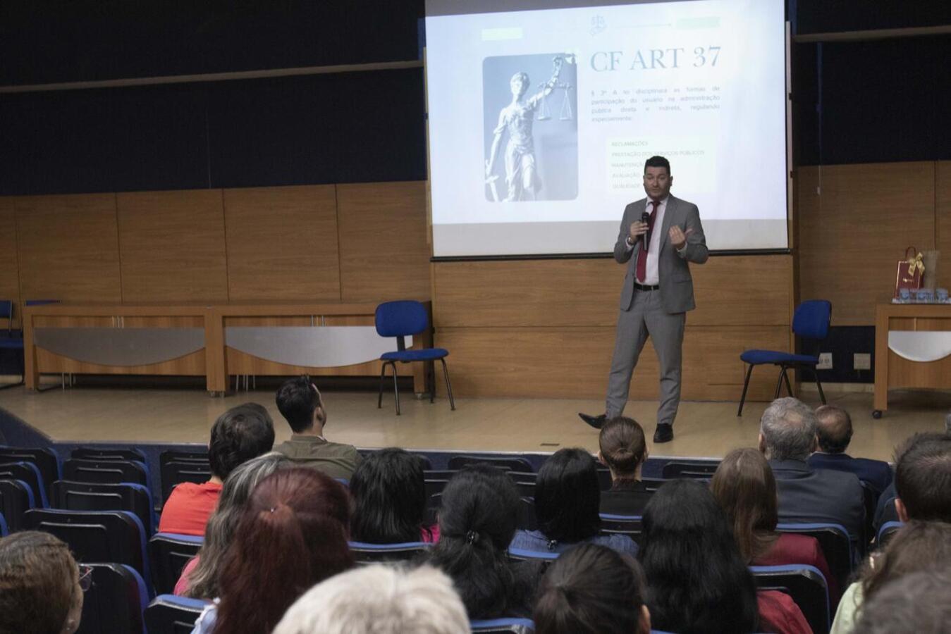 O curso realizado no Auditório Acary Oliveira, na última sexta-feira (3), foi ministrado pelo ouvidor-geral e pela assessora executiva da Presidência no TCE-PR