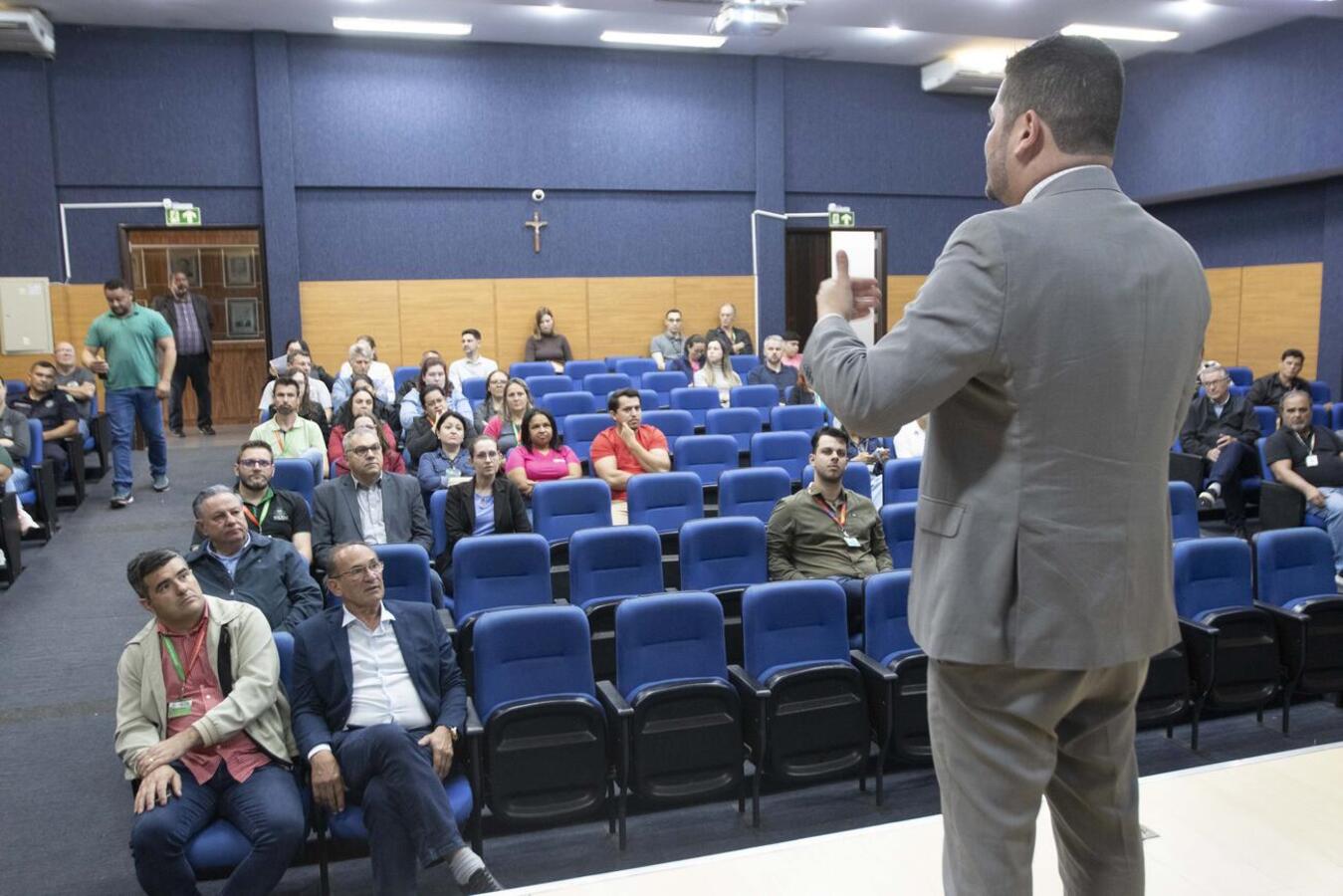 O curso realizado no Auditório Acary Oliveira, na última sexta-feira (3), foi ministrado pelo ouvidor-geral e pela assessora executiva da Presidência no TCE-PR