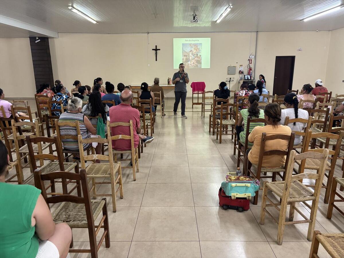Parceria levou orientação sobre saúde da mulher e prevenção de doenças às participantes do encontro mensal da Pastoral do Auxílio Fraterno