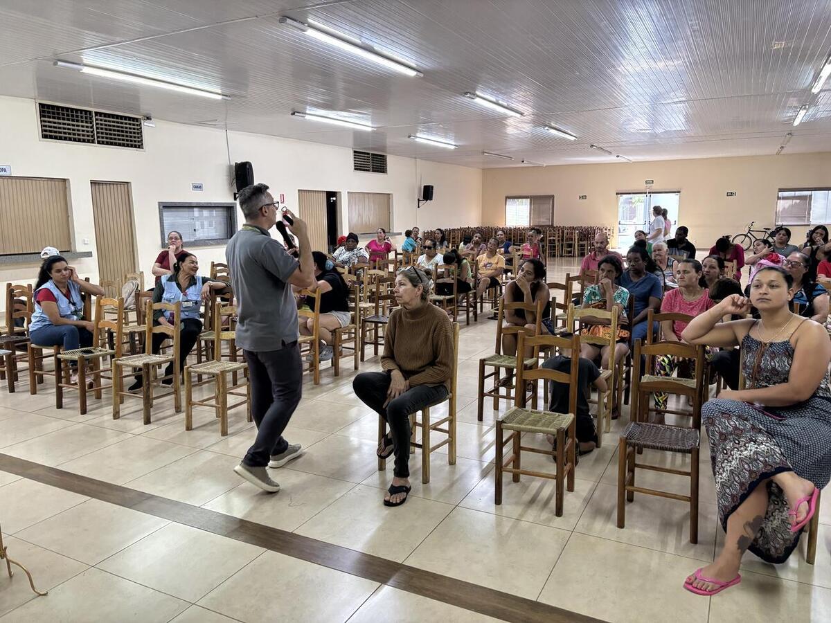 Parceria levou orientação sobre saúde da mulher e prevenção de doenças às participantes do encontro mensal da Pastoral do Auxílio Fraterno
