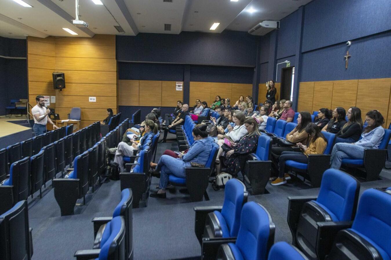 Nesta sexta-feira (10) a Secretaria da Saúde organizou uma capacitação para todos servidores dos Caps e do Ambulatório de Saúde Mental, a fim de qualificar os profissionais 