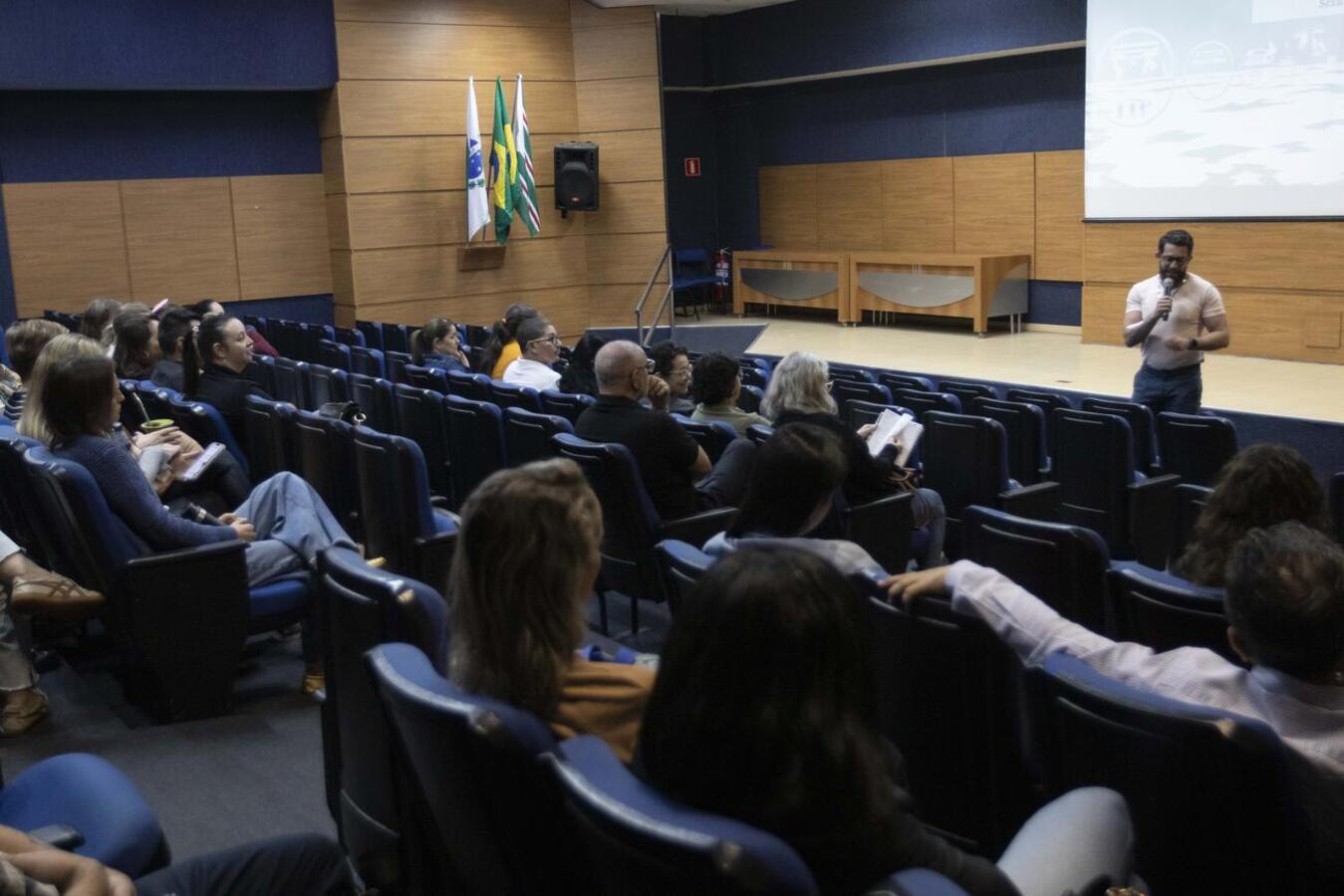 Nesta sexta-feira (10) a Secretaria da Saúde organizou uma capacitação para todos servidores dos Caps e do Ambulatório de Saúde Mental, a fim de qualificar os profissionais 