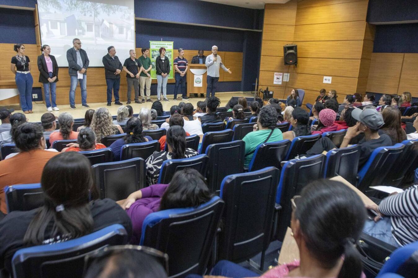 Elas foram orientadas sobre as características das novas moradias e as etapas do processo de aquisição