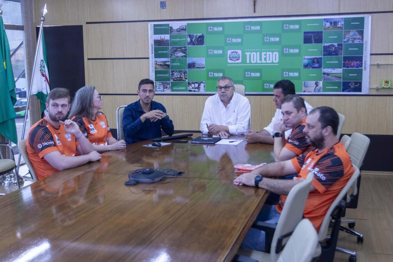 Na manhã desta quinta-feira (2), a Associação de Voleibol de Toledo se encontrou com o prefeito Mario Costenaro, a fim de discutir uma ampliação do Centro Olímpico Arnoldo Bohnen
