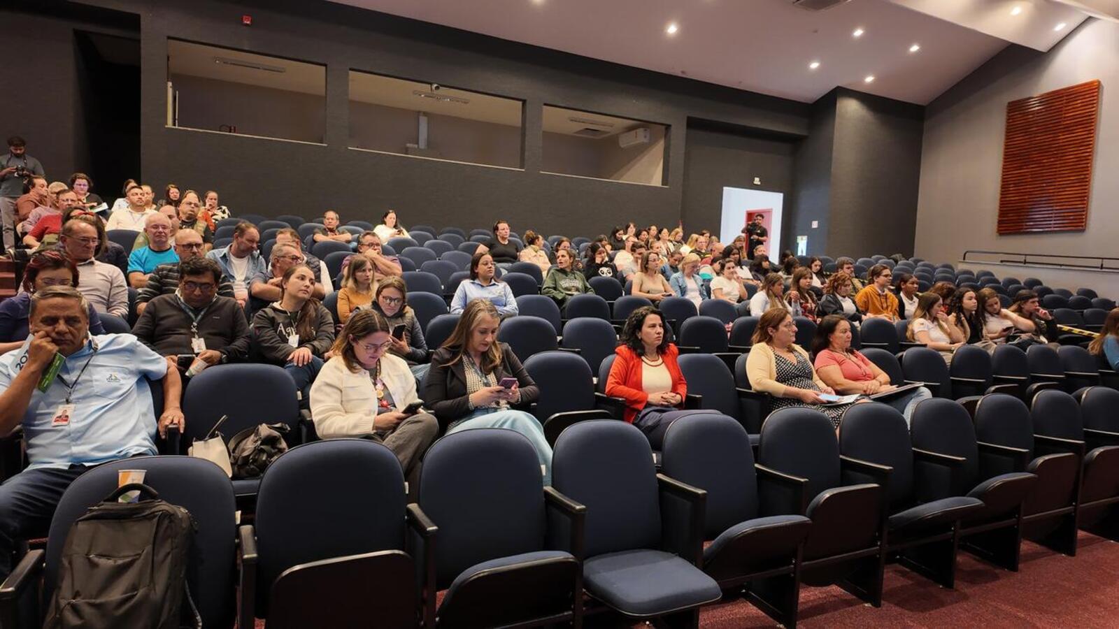 Vice-prefeito representou administração municipal na frente de honra de evento realizado na tarde desta quinta-feira (9) no auditório do câmpus local da Unioeste
