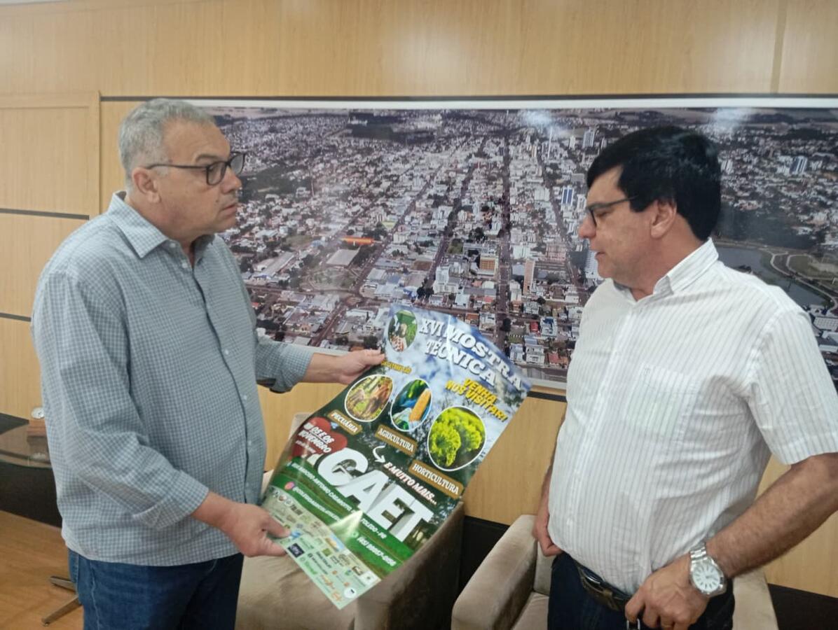 O diretor do Colégio Agrícola Estadual de Toledo, Gerson Boff, esteve na Prefeitura de Toledo nesta quarta-feira (15) para entregar um convite ao prefeito Mario Costenaro