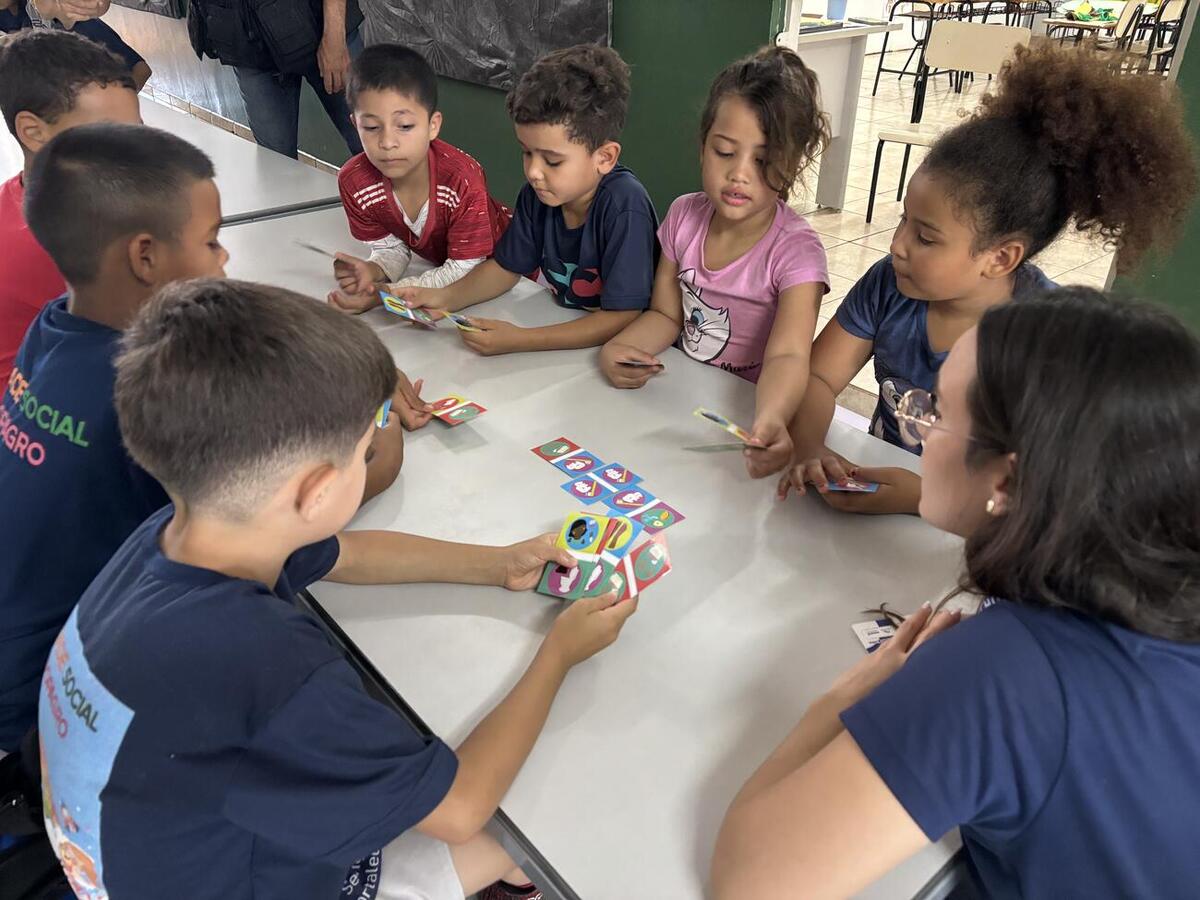Ação utilizou jogos e brincadeiras para orientar crianças e adolescentes sobre prevenção de doenças