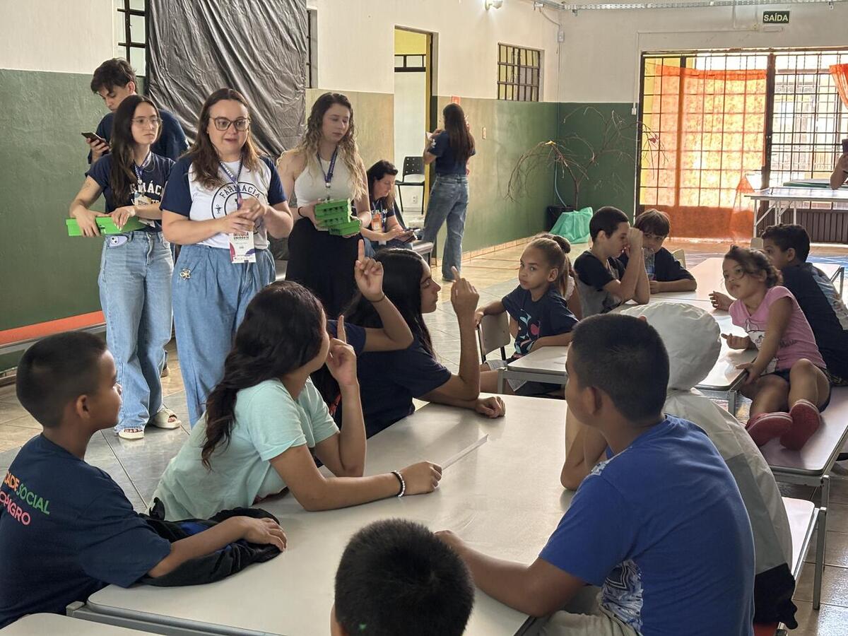 Ação utilizou jogos e brincadeiras para orientar crianças e adolescentes sobre prevenção de doenças