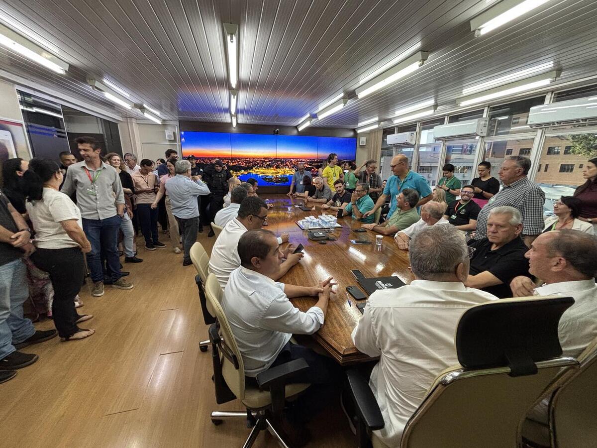 Mario Costenaro transmitiu o cargo ao vice-prefeito Lucio De Marchi em ato oficial realizado no gabinete nesta quinta (6)