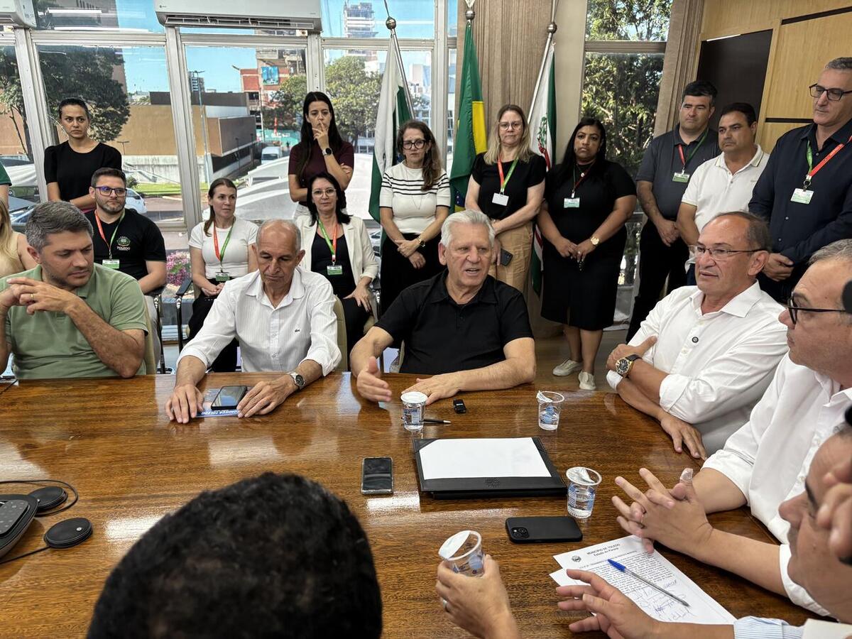 Mario Costenaro transmitiu o cargo ao vice-prefeito Lucio De Marchi em ato oficial realizado no gabinete nesta quinta (6)