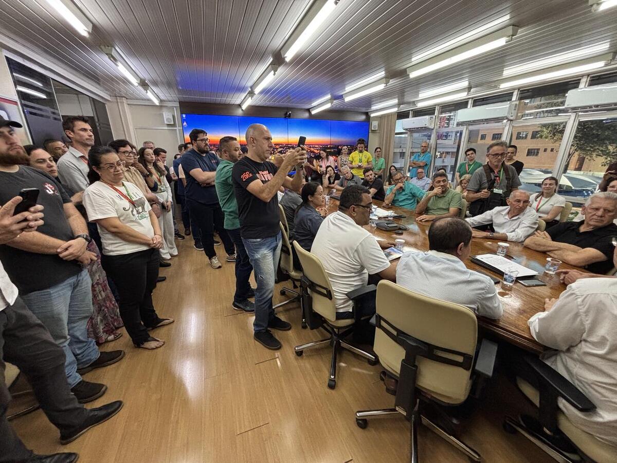 Mario Costenaro transmitiu o cargo ao vice-prefeito Lucio De Marchi em ato oficial realizado no gabinete nesta quinta (6)