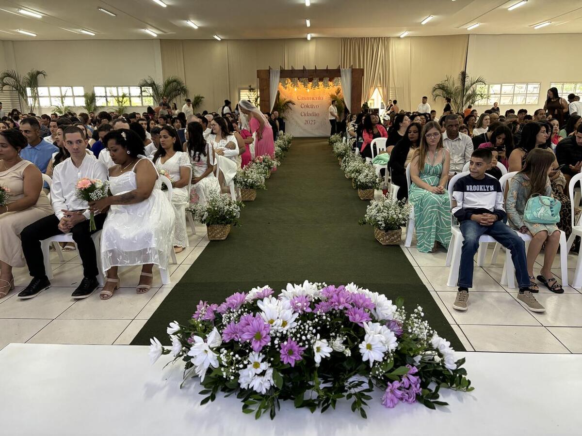 Evento oficializou a união dos casais diante do juiz de paz Juarez Polachini, do 3º Tabelionato de Notas e Registro Civil das Pessoas Naturais de Toledo