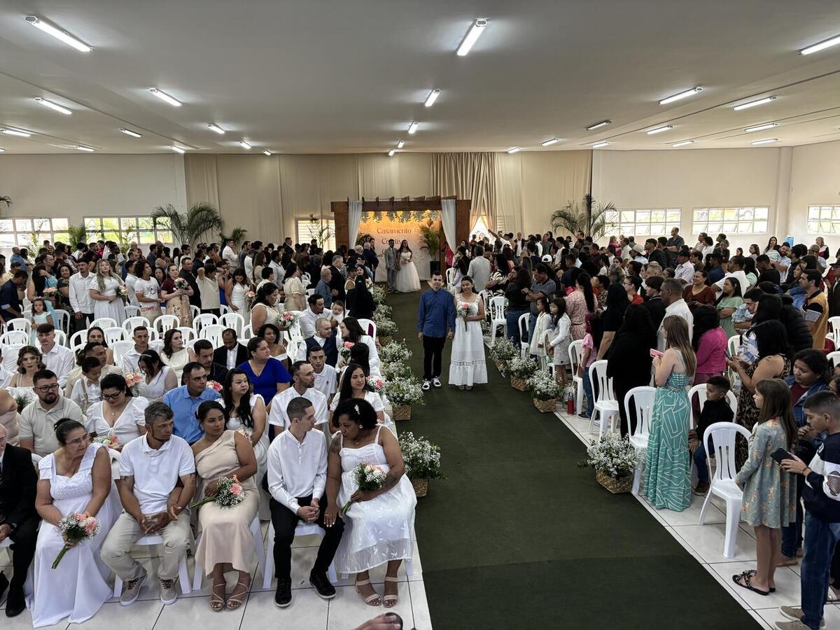 Evento oficializou a união dos casais diante do juiz de paz Juarez Polachini, do 3º Tabelionato de Notas e Registro Civil das Pessoas Naturais de Toledo