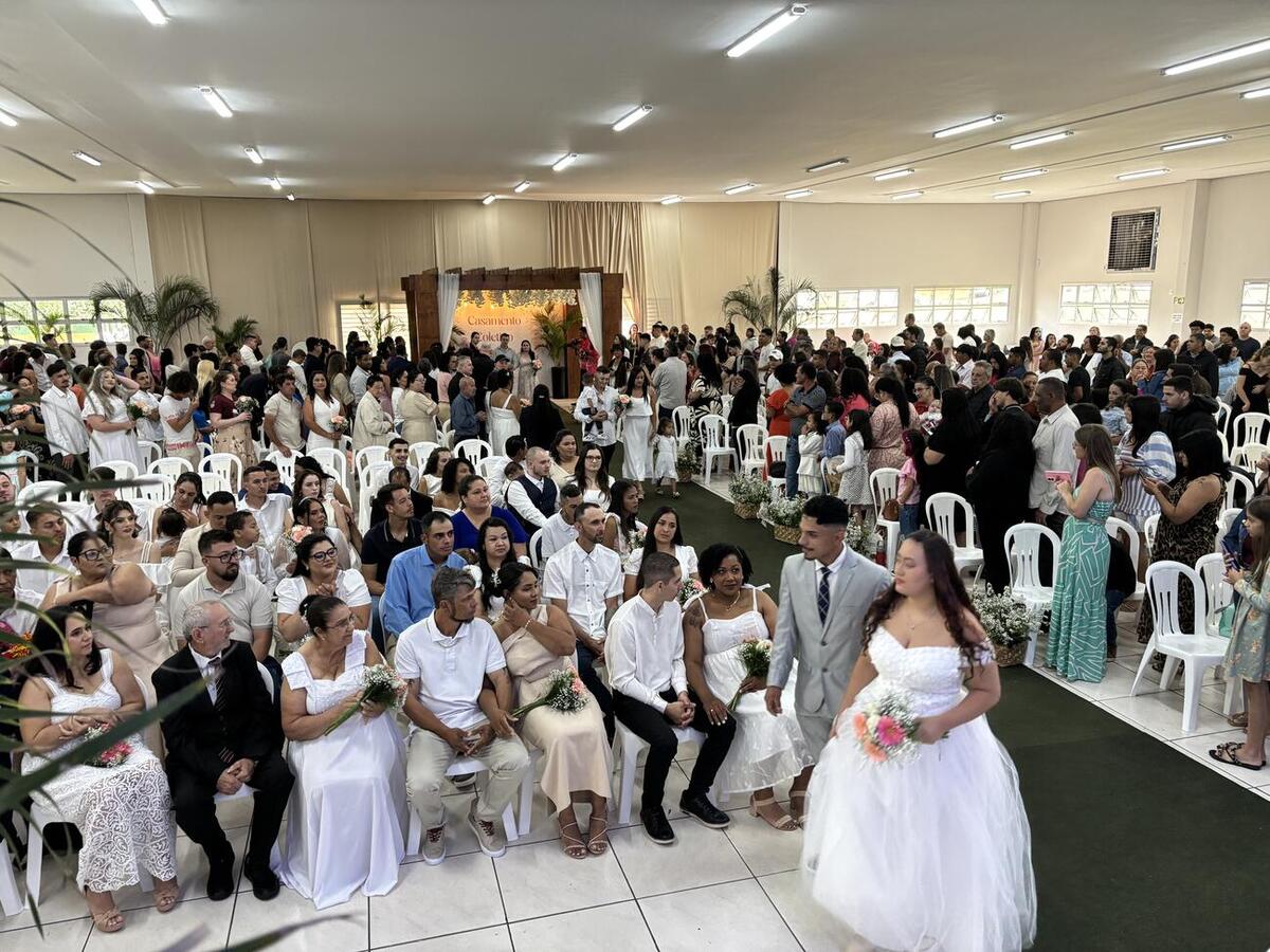 Evento oficializou a união dos casais diante do juiz de paz Juarez Polachini, do 3º Tabelionato de Notas e Registro Civil das Pessoas Naturais de Toledo