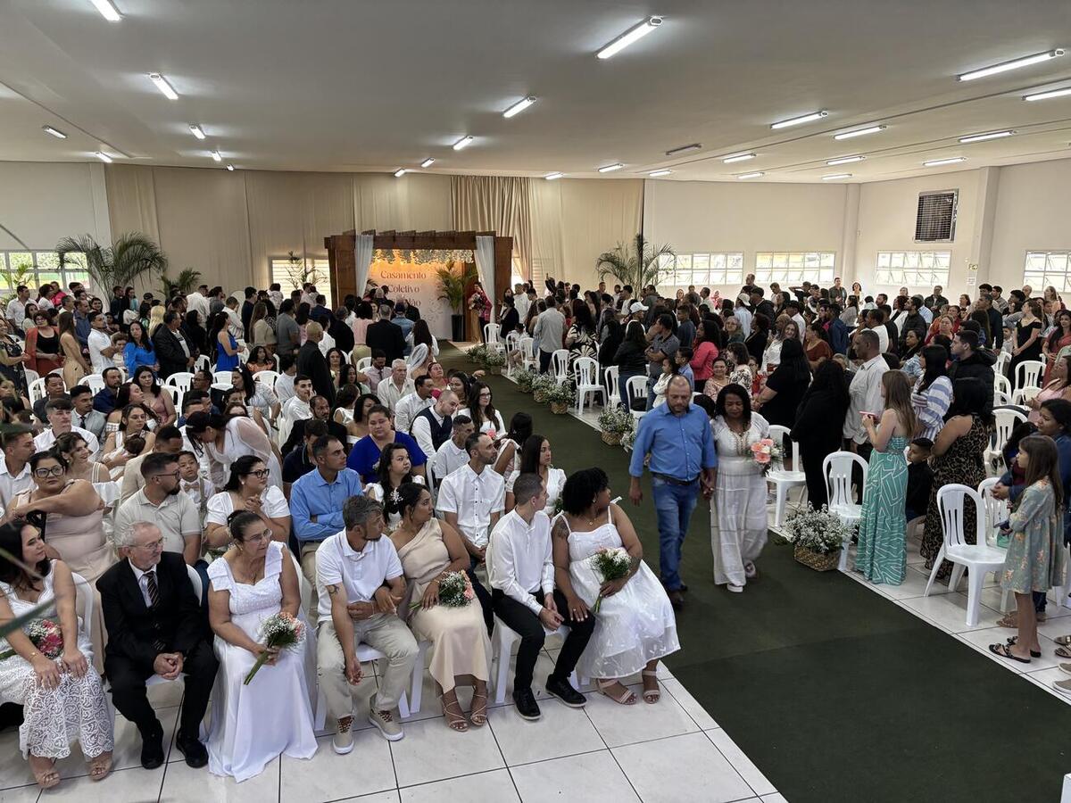 Evento oficializou a união dos casais diante do juiz de paz Juarez Polachini, do 3º Tabelionato de Notas e Registro Civil das Pessoas Naturais de Toledo